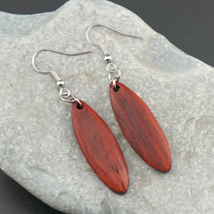 leuchtendes padouk elegante ellipse – handgefertigte ohrringe aus rotem edelholz