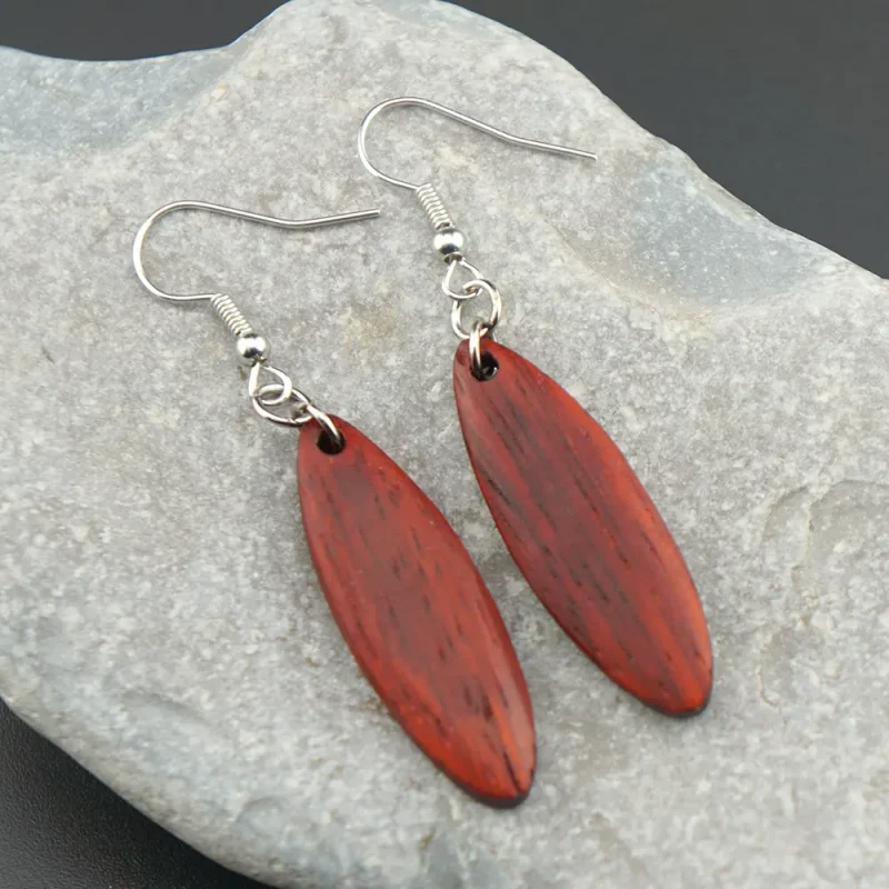 leuchtendes padouk elegante ellipse – handgefertigte ohrringe aus rotem edelholz