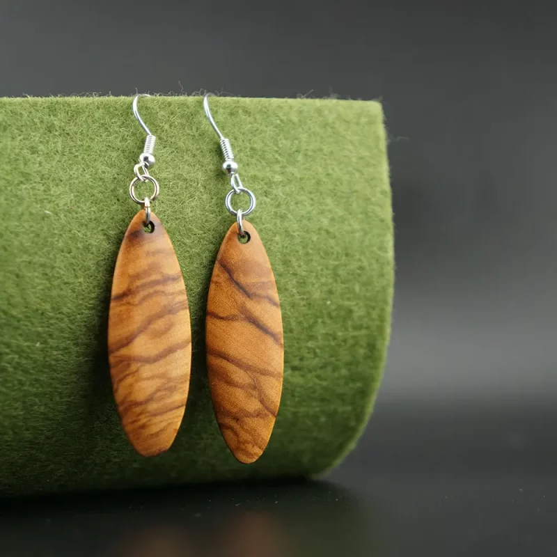 Handgefertigte Ohrringe aus Olivenholz – TinyArt