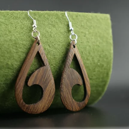 abstrakter tropfen: filigranes design – handgefertigte ohrringe aus räuchereiche