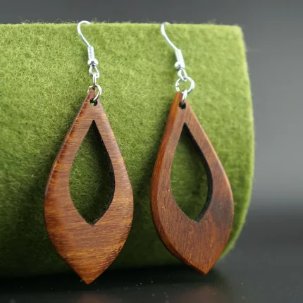 geometrische eleganz: durchbrochene rauten ohrringe aus gedämpfter robinie