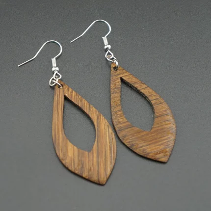 geometrische leichtigkeit: rauten design – handgefertigte ohrringe aus räuchereiche