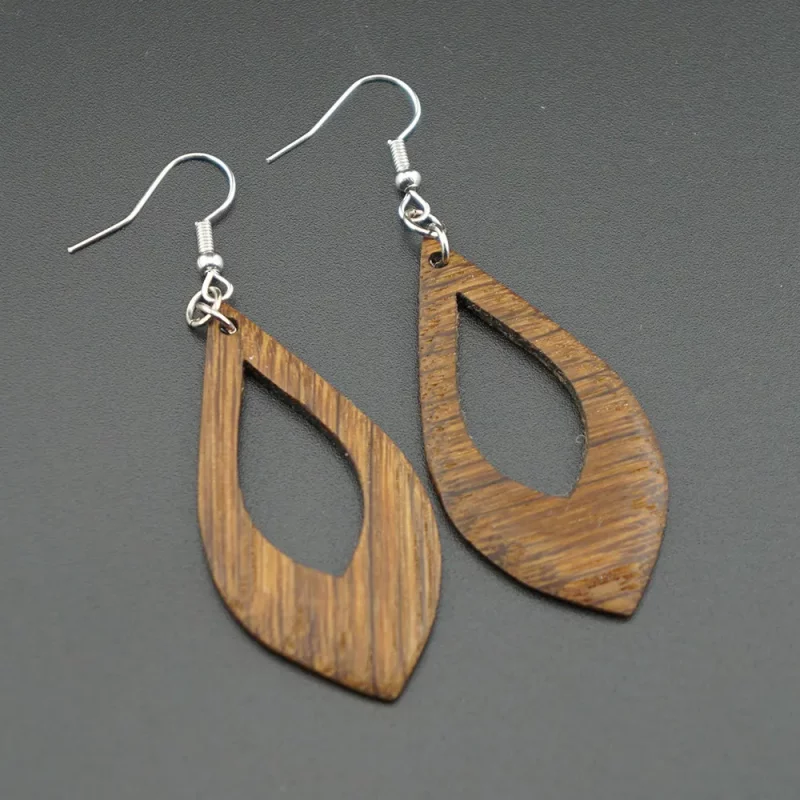 geometrische leichtigkeit: rauten design – handgefertigte ohrringe aus räuchereiche