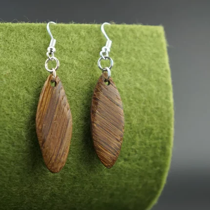 elegante ellipse: handgefertigte ohrringe aus edler räuchereiche