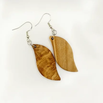 organische eleganz: geschwungene blattform – handgefertigte ohrringe aus olivenholz