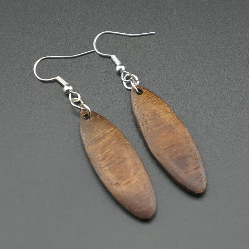 rustikaler nussbaum lange mandelform – handgefertigte ohrringe aus edlem echtholz