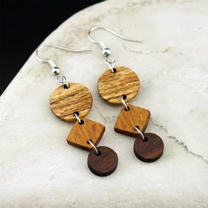 dreistufige holzohrringe – trio aus buche, robinie & walnuss