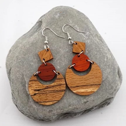 einzigartige ohrringe aus drei edelhölzern