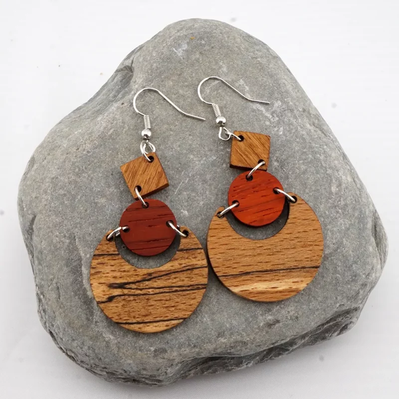 einzigartige ohrringe aus drei edelhölzern