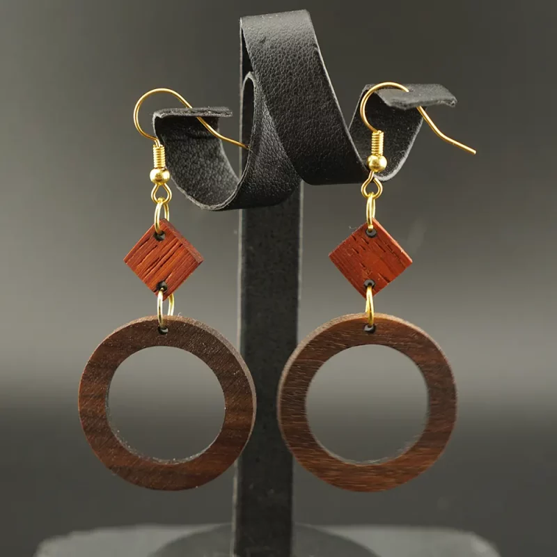 edelholz duo: padouk quadrat & walnuss ring – handgefertigte design ohrringe