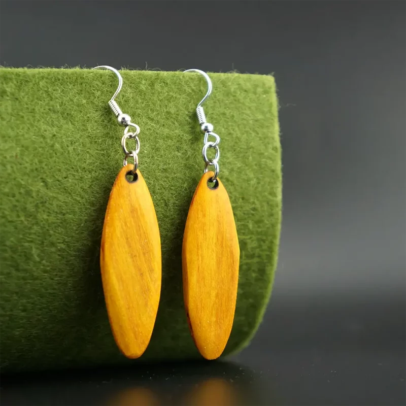 elegante mora holz ohrringe – goldgelbe schiffchenform