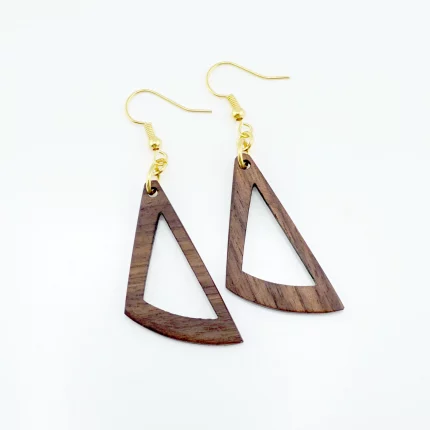 geometrische dreieck ohrringe aus nussbaum – dunkelbraun mit gold