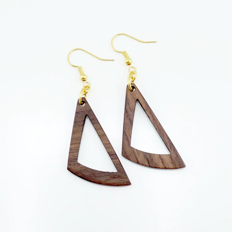 geometrische dreieck ohrringe aus nussbaum – dunkelbraun mit gold