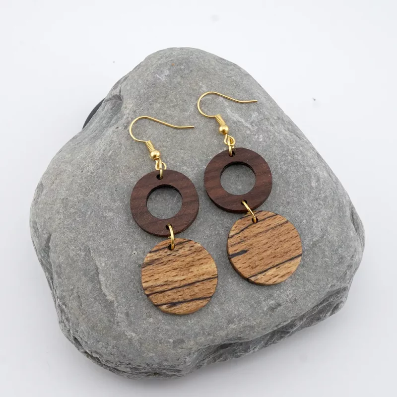 geometrisches duo: walnuss ring & buchen kreis – handgefertigte edelholz ohrringe