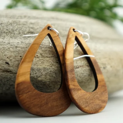 Klassischer Tropfen Olive Durchbrochenes Design – Handgefertigte Ohrringe aus Olivenholz