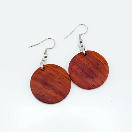kreisförmige ohrringe aus padouk – exotisches naturrot