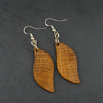 ohrringe aus eichenholz – geschwungene tropfenform mit goldmaserung