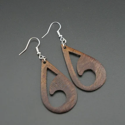 ohrringe aus nussbaum – dynamische tropfenform mit ausschnitt