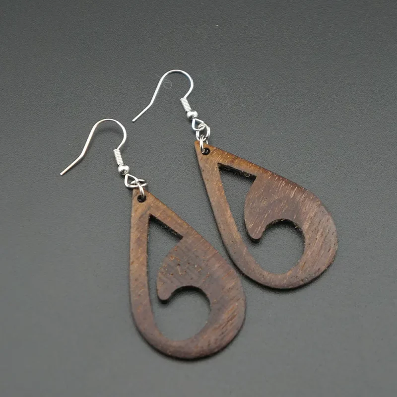 ohrringe aus nussbaum – dynamische tropfenform mit ausschnitt