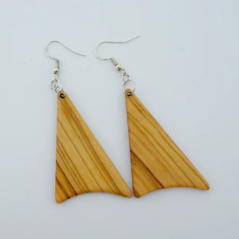 ohrringe aus olivenholz – asymmetrisches dreieck design