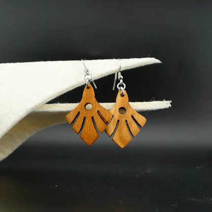 ohrringe im art déco stil – geometrische fächerform aus kirschbaum