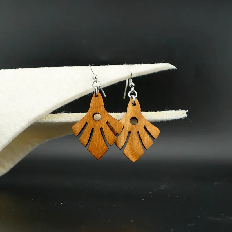 ohrringe im art déco stil – geometrische fächerform aus kirschbaum