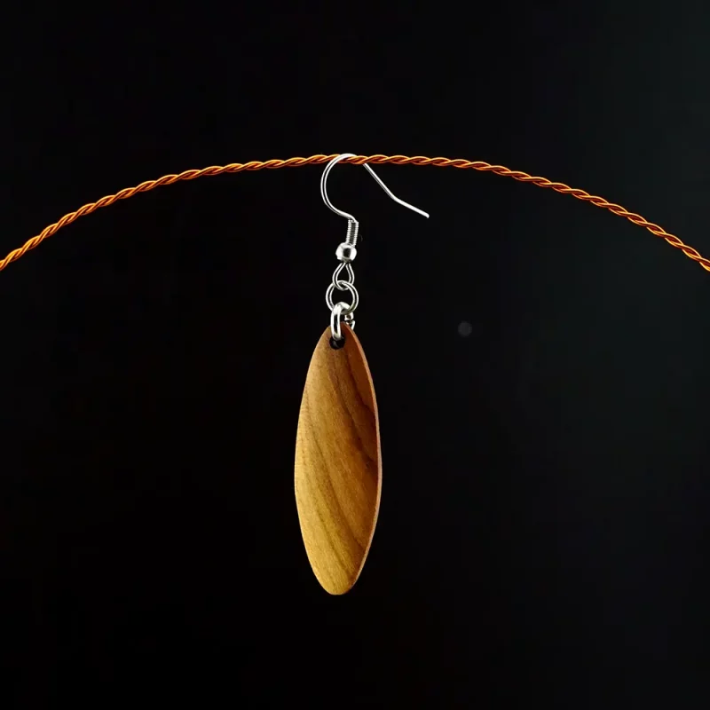 ovale ohrringe aus edlem zwetschkenholz – handgefertigte unikate