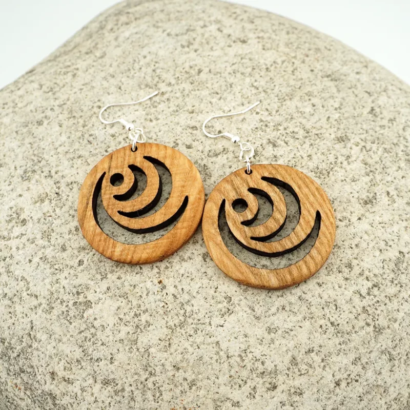 geometrisches ornament: spiral design – handgefertigte ohrringe aus ulmenholz
