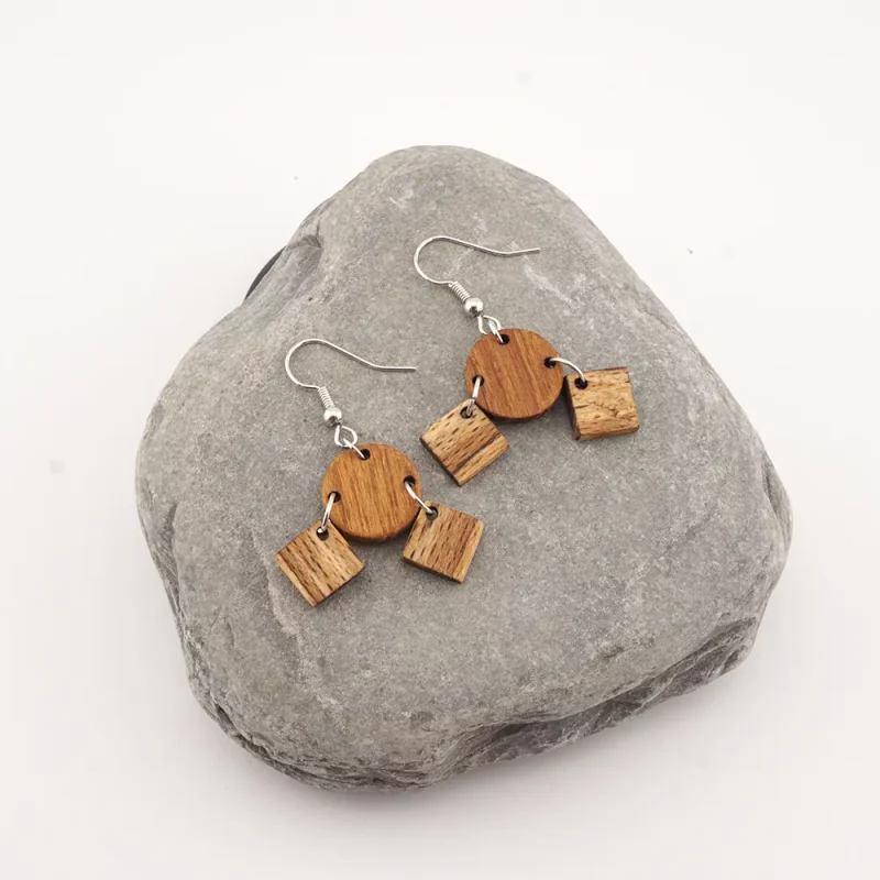 symmetrisches trio – ohrringe aus robinie & gestockter buche