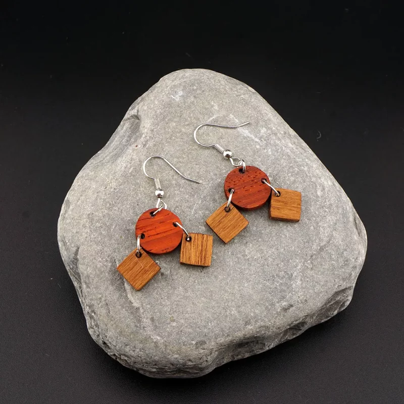 wearable art: symmetrisches trio „sunset“ – ohrringe aus padouk & robinie