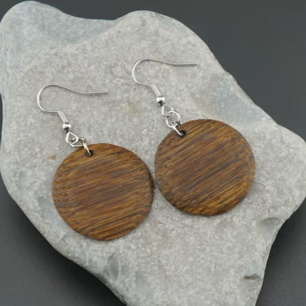 Edle kreisförmige Holzohrringe aus Räuchereiche in Tiefbraun