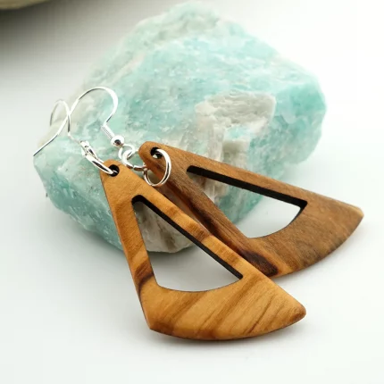 Asymmetrischer Schwung Olive Rustikales Design – Handgefertigte Ohrringe aus Edelholz