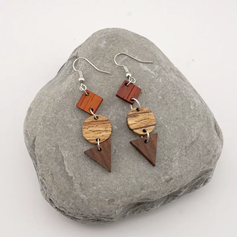 geometrisches trio „elements” – handgefertigte ohrringe aus padouk, buche & walnuss